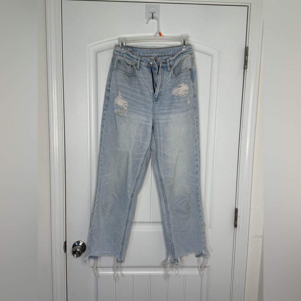 American Eagle. Light Blue Distressed Jeans. Size 4.